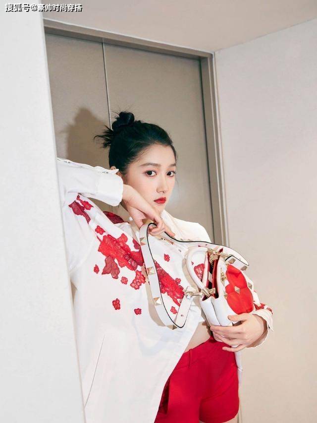 展现 关晓彤凭穿搭美出圈，“白衬衫+例假裤”高级又时髦，越看越喜欢