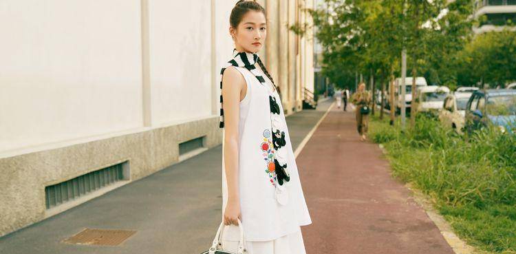 工装裤 关晓彤穿“睡衣风”长裙扎麻花辫，满屏青春气，配短靴小腿成焦点