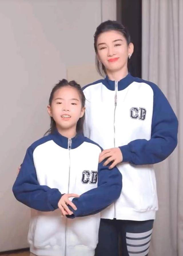 黄奕 黄奕女儿终于逆袭五官不像爸了！穿“土味”运动装唱歌，被猛夸