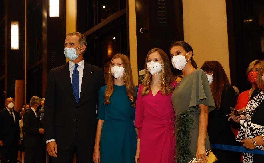 公主 莱昂诺尔公主与妹妹同穿裙子，赢在了裙短显活力，索妹打扮的显胖