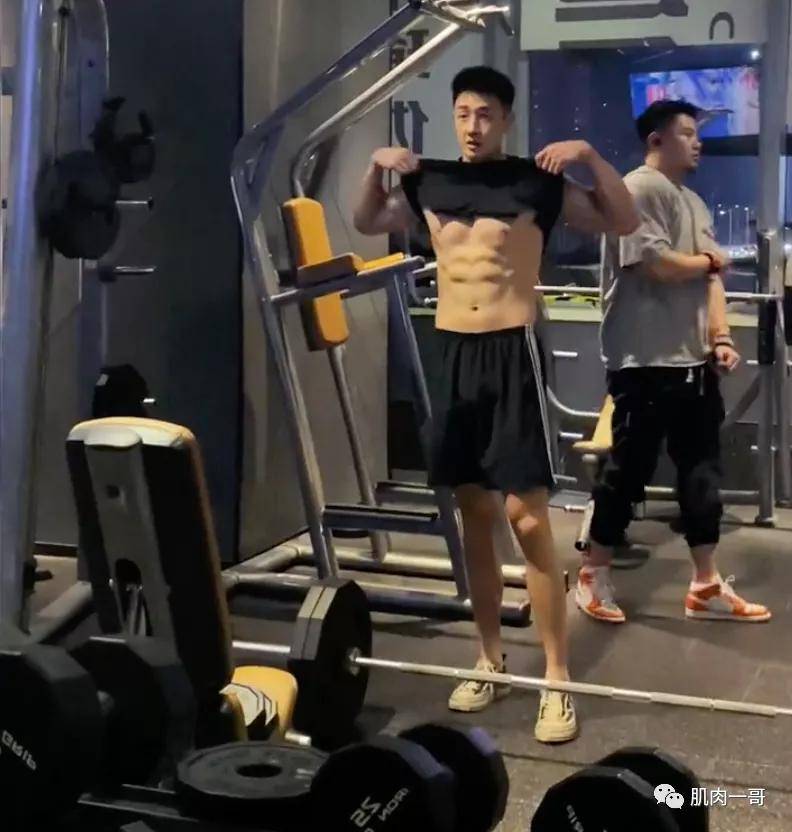 健身|194cm夜店猛男脱衣秀肉引发尖叫，这肉体谁顶得住啊