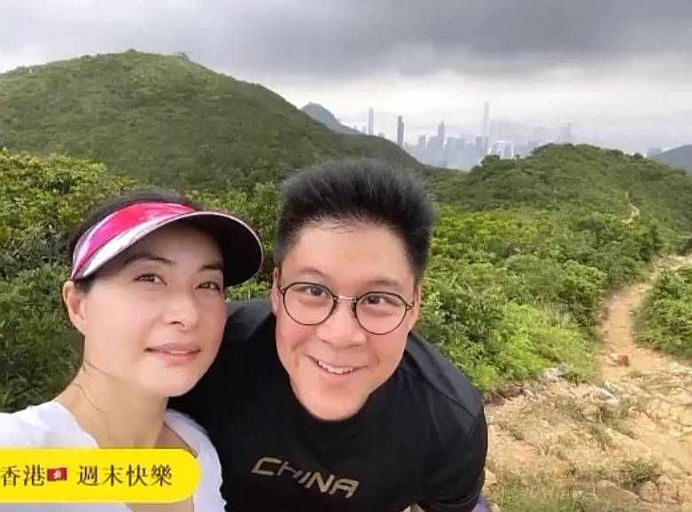 郭晶晶 郭晶晶参加学校活动，穿紧身裤成X型腿，身材是不好但气质高贵！