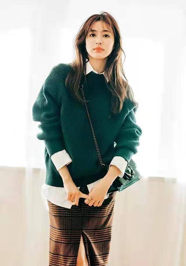 毛衣 秋冬有气质又温暖的组合，“毛衣+半身裙”，时髦又高级！