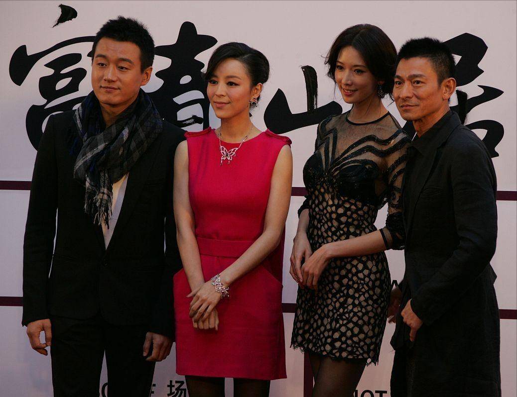 林志玲 林志玲与张静初罕见同框，穿蕾丝纱裙只顾秀身材，气场完全败下来