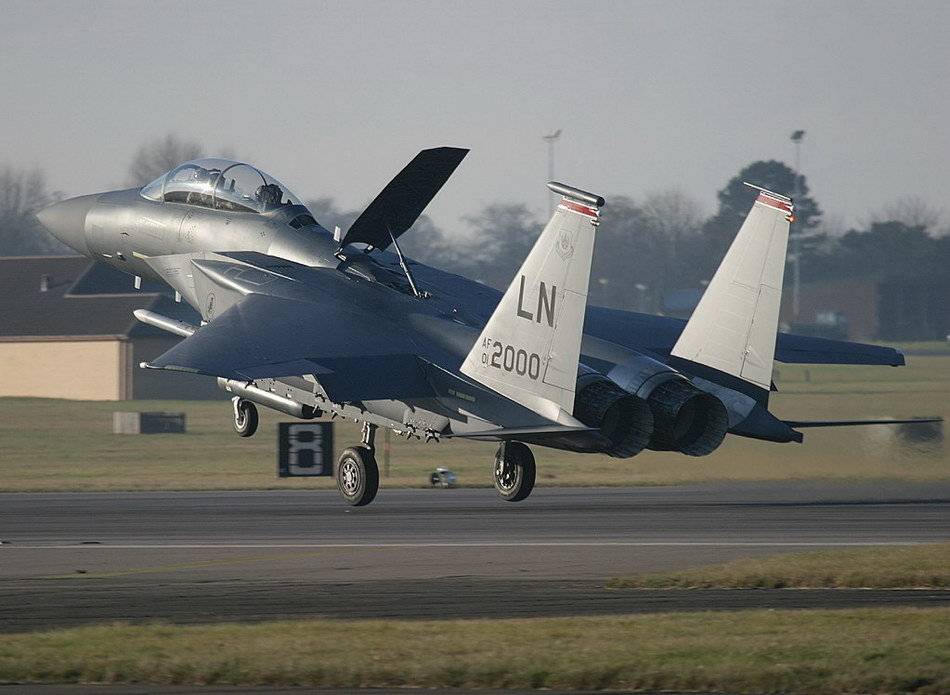 双引擎 全天候 高机动性 空中优势重型f-15鹰式战斗机_战斗轰炸机