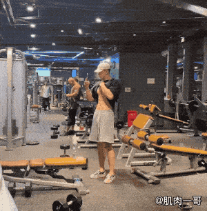 健身|194cm夜店猛男脱衣秀肉引发尖叫，这肉体谁顶得住啊