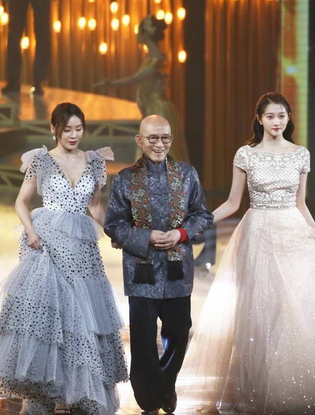 身材 袁姗姗和关晓彤同框立见高下，穿波点裙看着身材挺丰满，气质不赖