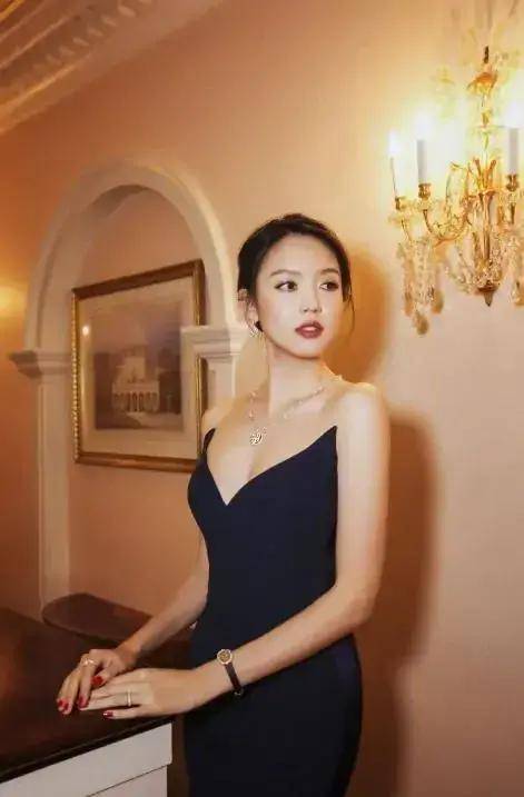 张梓琳 “世界小姐”张梓琳,穿黑色连衣裙时髦精致,曲线身材更惊艳