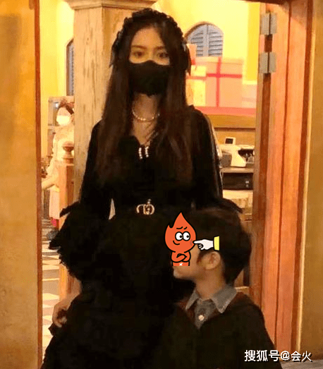 网友Baby带儿子去游乐园被拍！穿黑丝涂红唇打扮隆重，儿子侧脸像爸爸