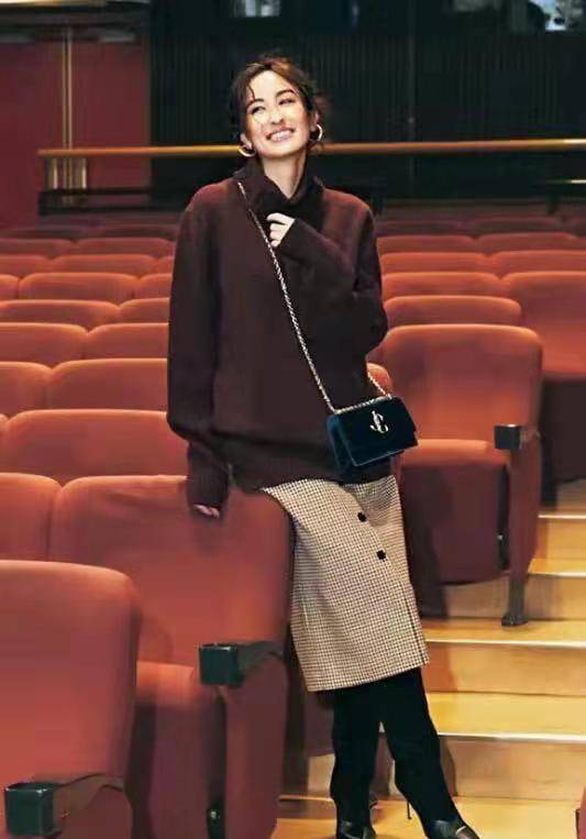 毛衣 秋冬有气质又温暖的组合，“毛衣+半身裙”，时髦又高级！