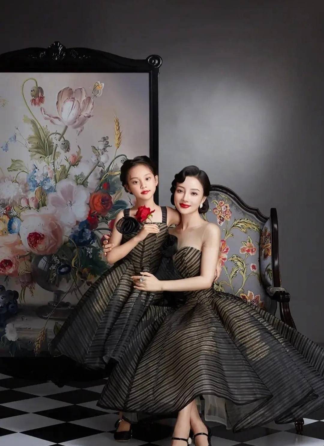 李小璐 李小璐带女儿拍写真，穿纱裙配卷发像贵妇，9岁甜馨眉眼太像爸爸