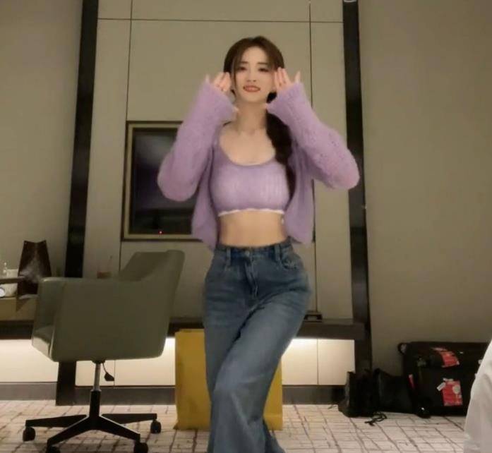 身材苗条 26岁徐璐穿热裤跳舞，肚子露出一截毫无赘肉，笔直白皙美腿太抢镜