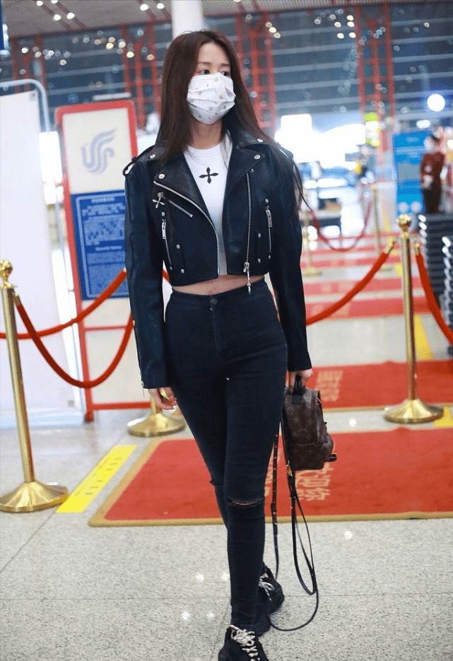 身材 颖儿好像长肉了,穿皮夹克配紧身T恤有点丰满,但比例看着更好了