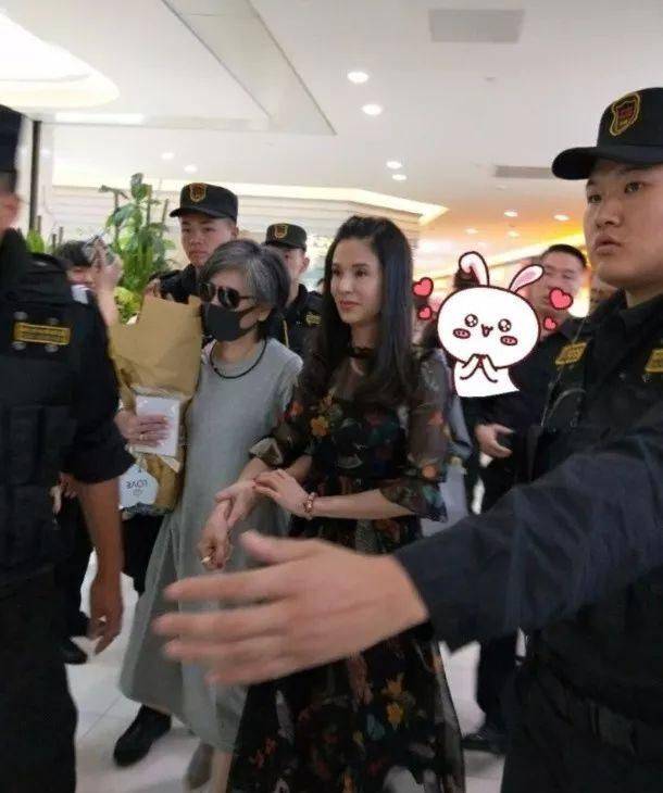 感觉在乌镇集市偶遇李若彤，眼睛凹陷发腮明显，但60+也能穿的时髦！