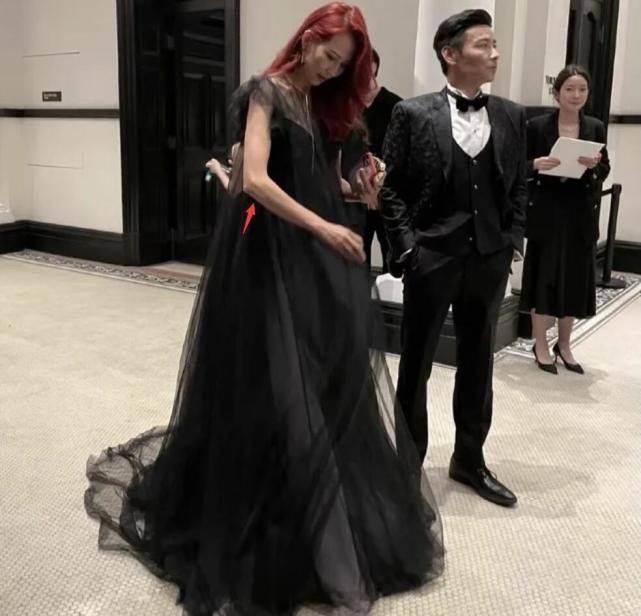 气色在电梯偶遇蔡少芬，穿红大衣好漂亮，脸凹陷下垂也比普通人年轻！