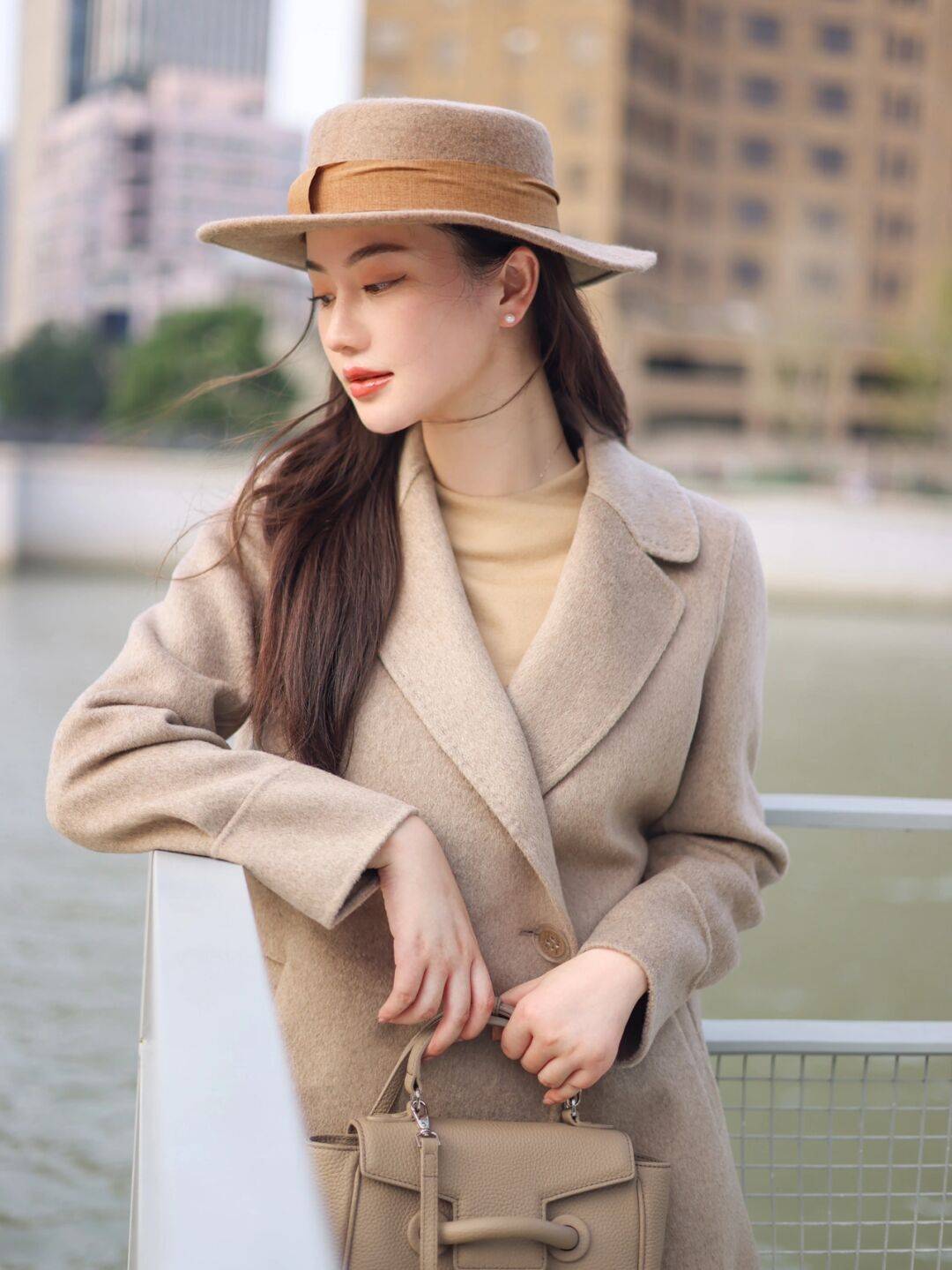 下半身 秋冬季的大衣搭配技巧,内搭黑色针织衫和白色牛仔裤,高级又时髦