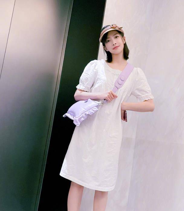 黑色 宋茜出道12周年，穿红黑撞色晒美照，明艳帅气太吸睛