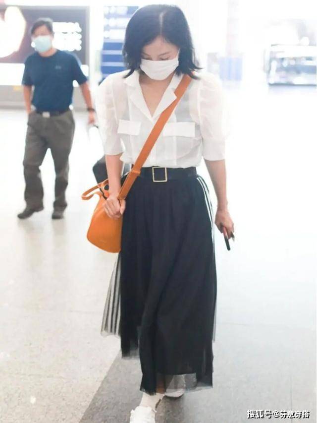 傲人 陶虹厉害了，49岁仍有傲人身材，穿泡泡袖衬衫也不显胖