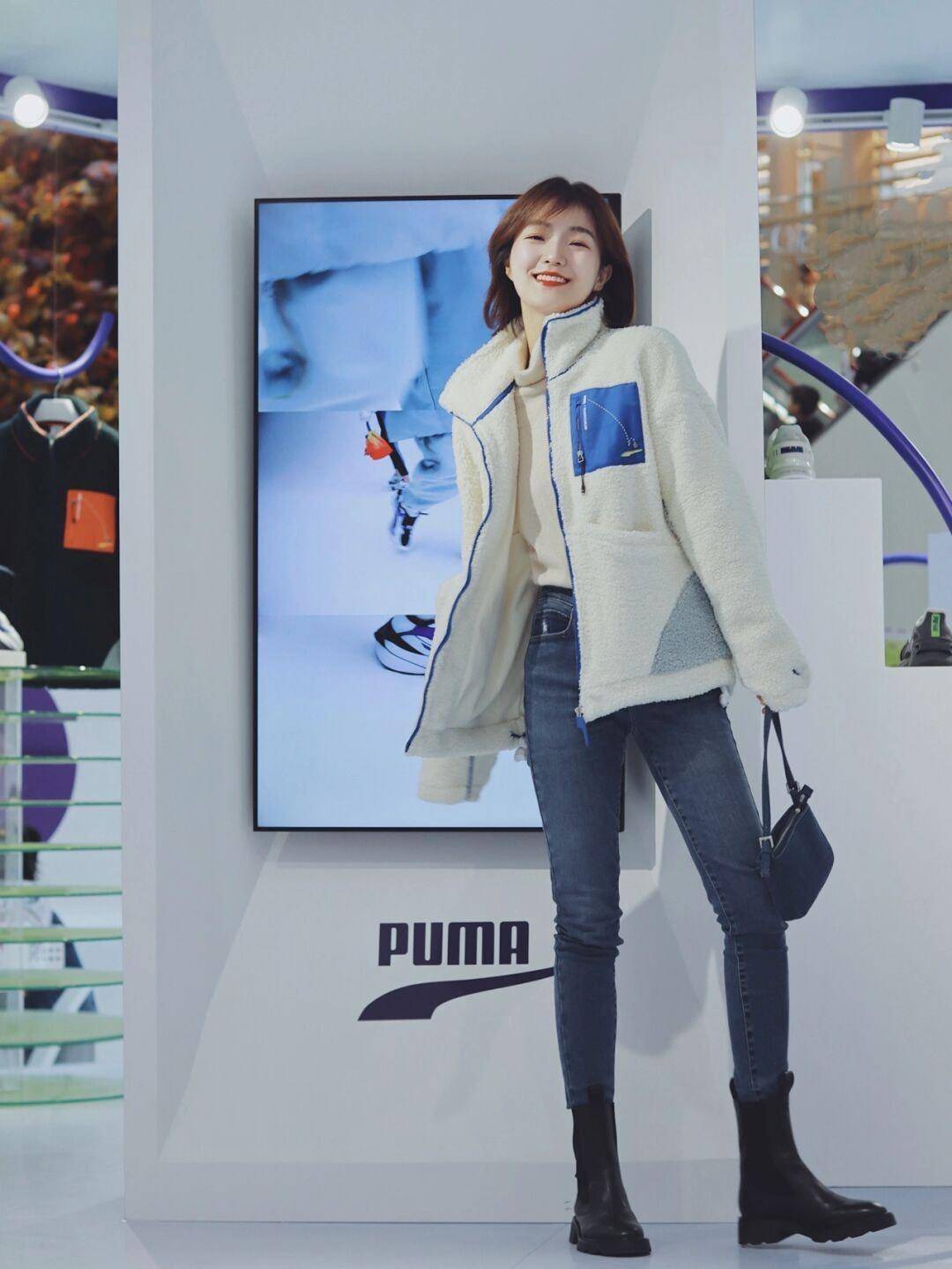 女生 秋冬穿搭指南！奶黄色连帽棉服+白色高领毛衣，保暖又时髦