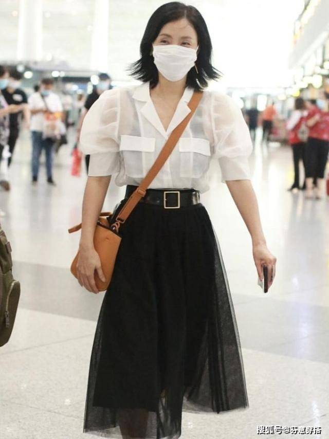 傲人 陶虹厉害了，49岁仍有傲人身材，穿泡泡袖衬衫也不显胖