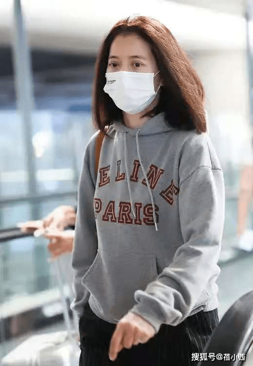 个性 “袁咏仪”穿得越佛系越高级，卫衣配凉拖鞋个性时髦，气场无敌了