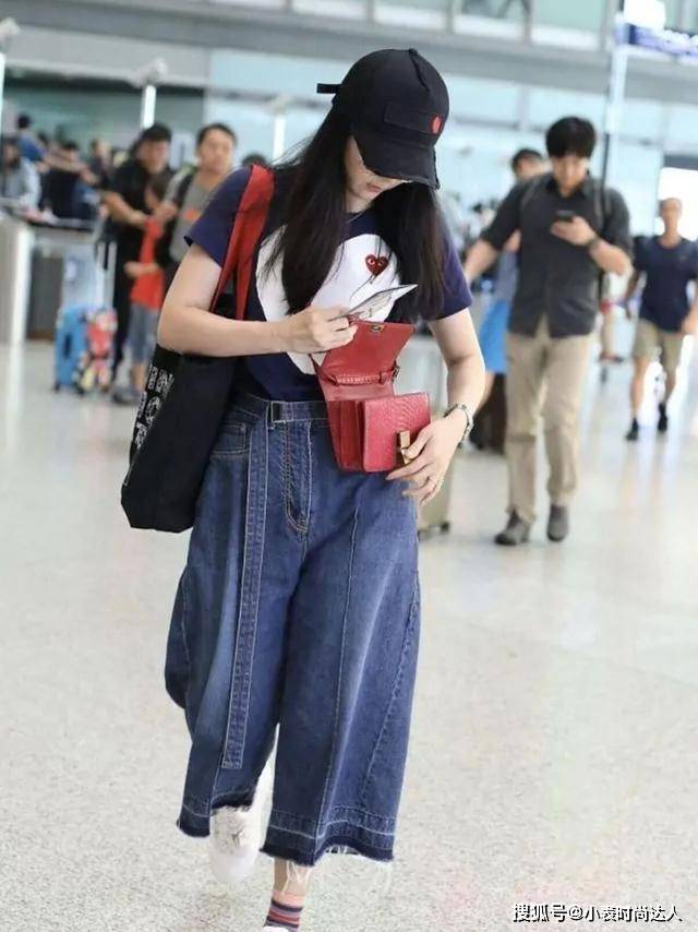 配饰 王艳穿搭好接地气，身上T恤看似朴素，她穿上却像“阔太”