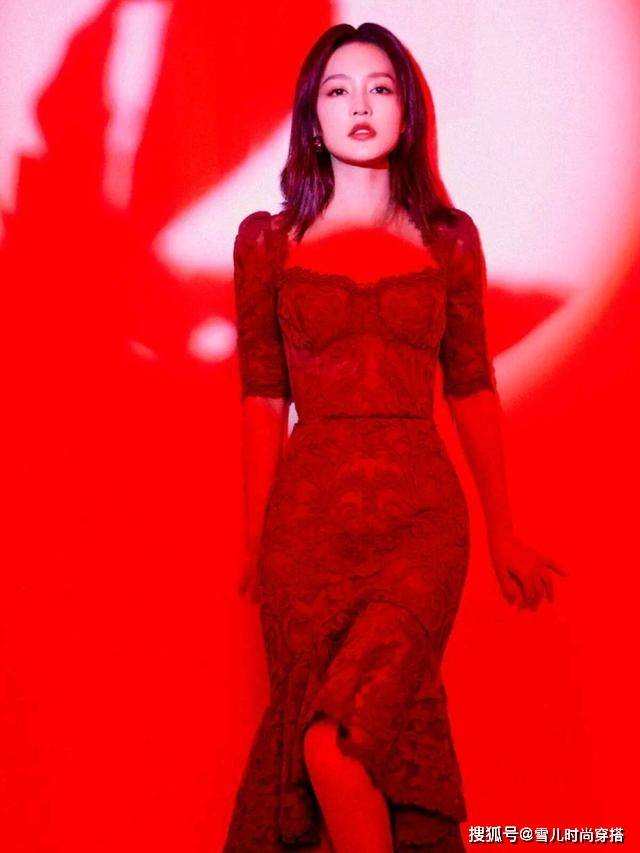 高跟鞋 被李沁的“葫芦曲线”美到了，穿红裙明艳动人，还很有名媛范
