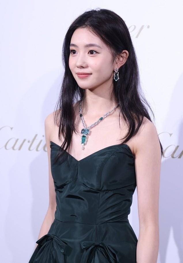 刘浩存 “00后谋女郎”刘浩存不一般，墨绿色礼裙都能穿出纯欲风，太惊艳