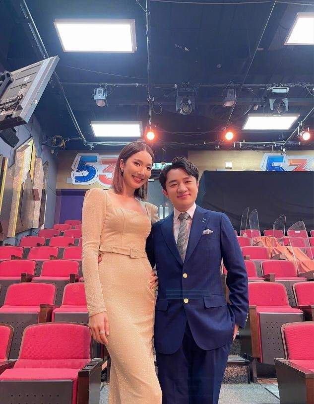 白卫衣 王祖蓝娇妻带女儿遛弯，父女仨一个样太喜感，她留长发太温柔了