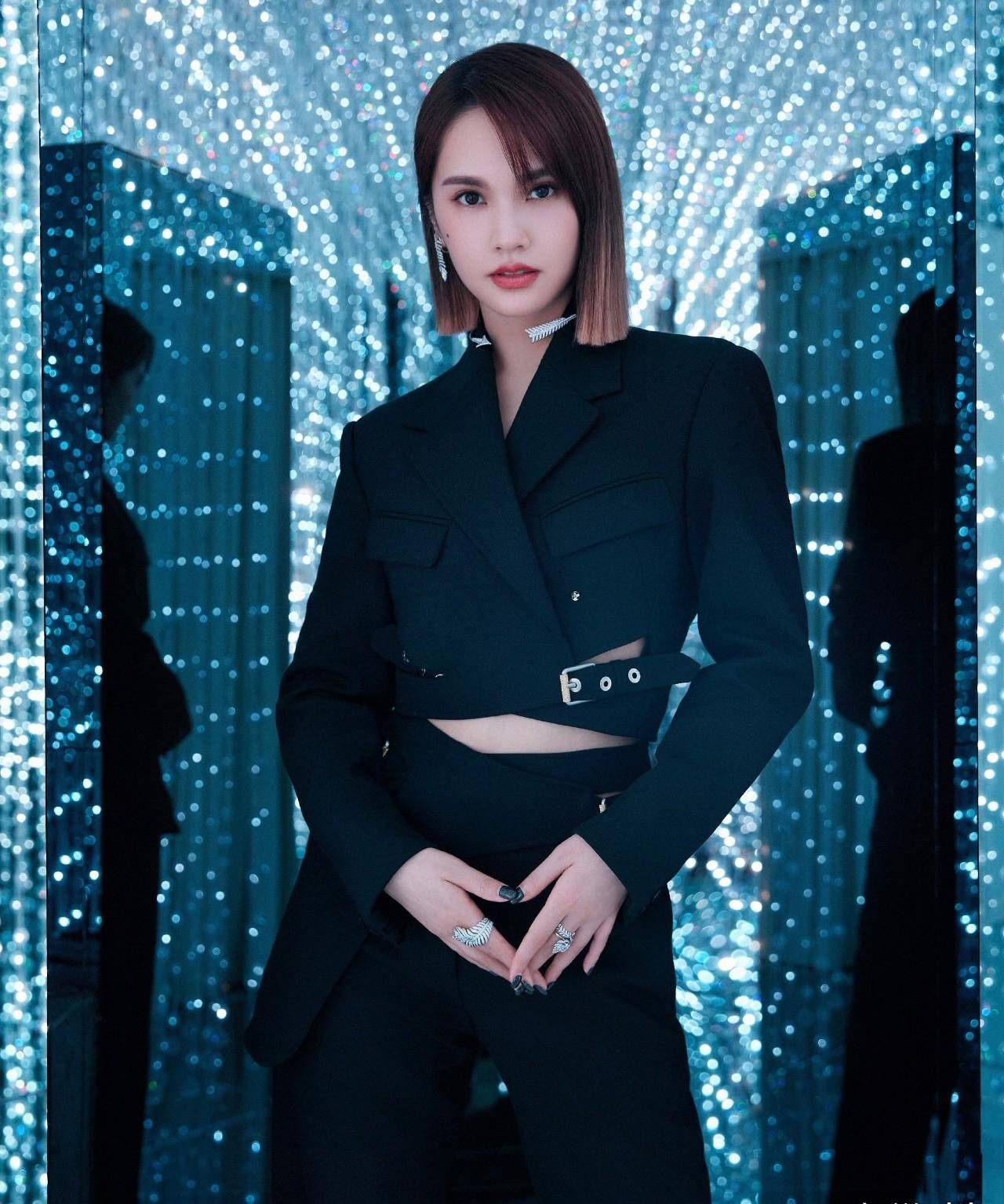 杨丞琳:80后演员,歌手,时尚小达人造型,小西服显小蛮