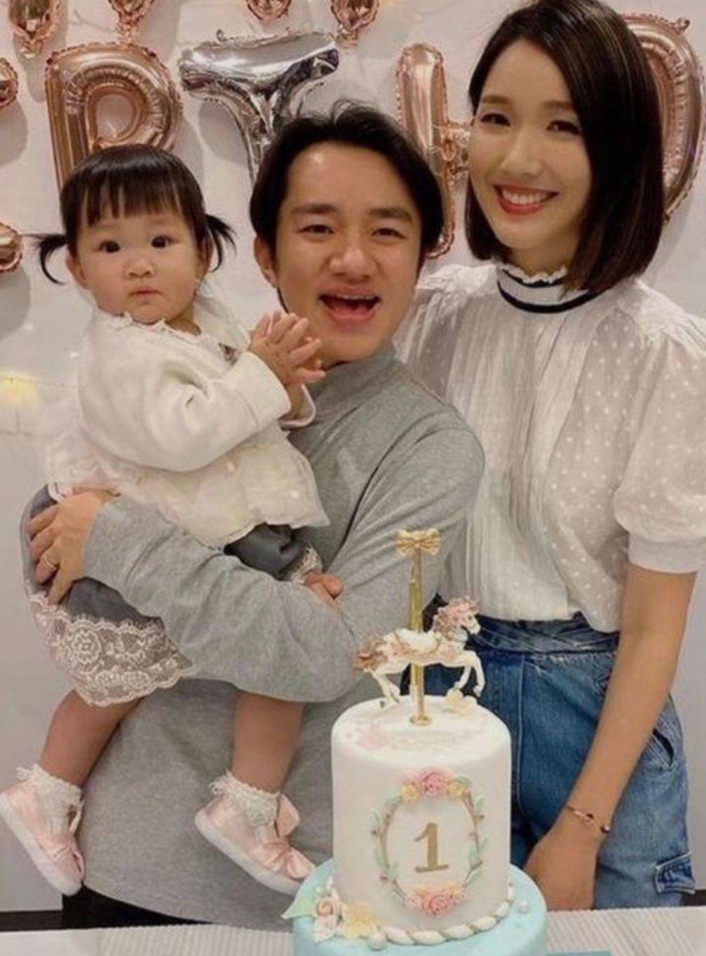 设计 李亚男带女儿出游，穿白衫配半裙母爱满满，俩闺女都是王祖蓝翻版