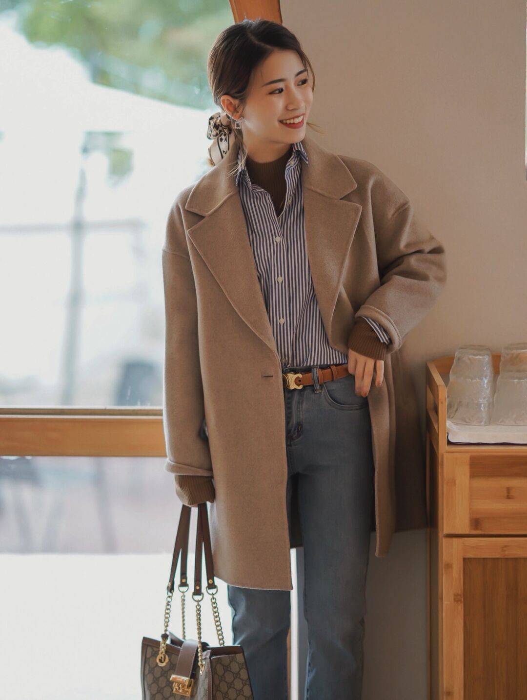 下半身 秋冬季的大衣搭配技巧，内搭黑色针织衫和白色牛仔裤，高级又时髦