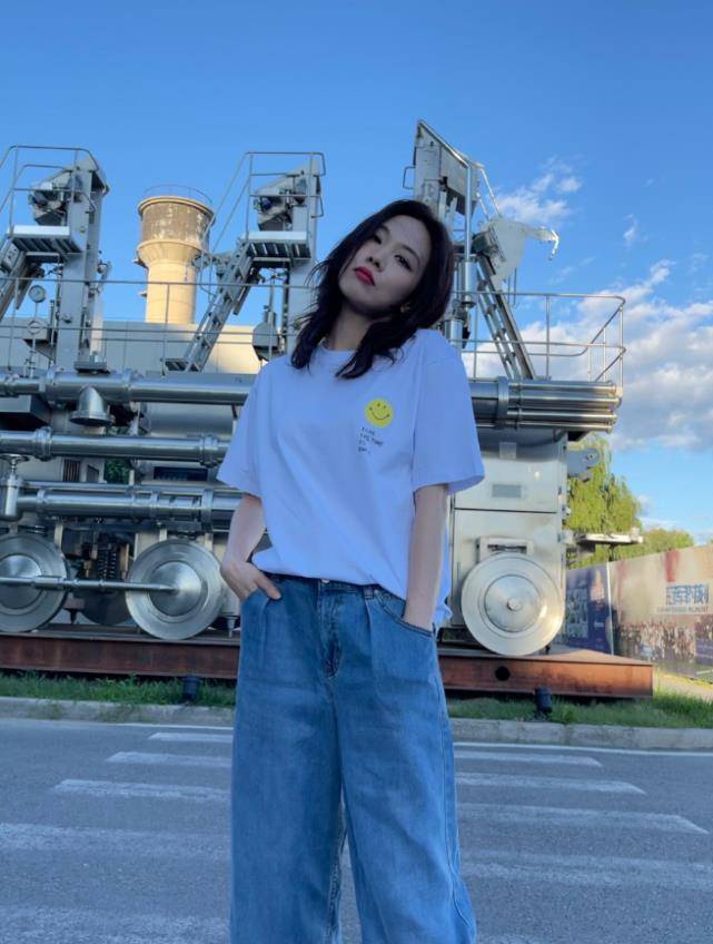 舞台 王霏霏为秀腿,穿的裤子只有1厘米,这谁驾驭得了