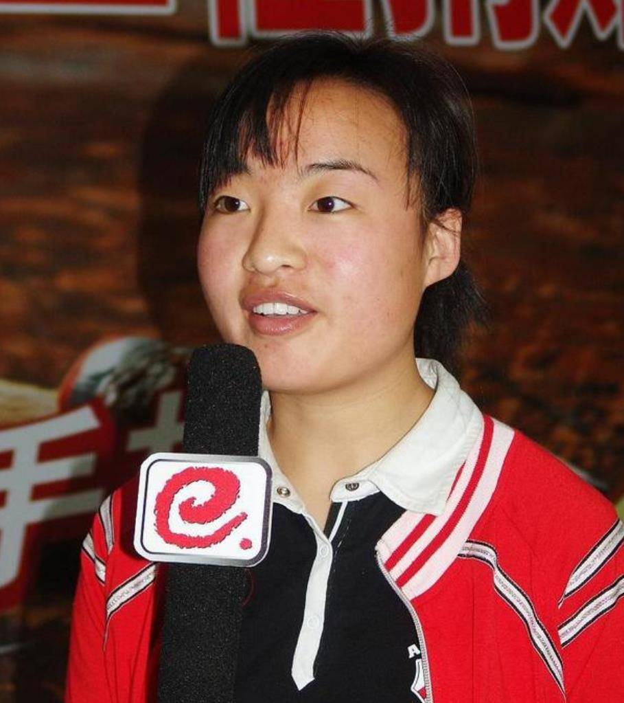 服装 魏敏芝不愧是最低调的谋女郎,穿衣朴素还不爱化妆,活得挺真实的