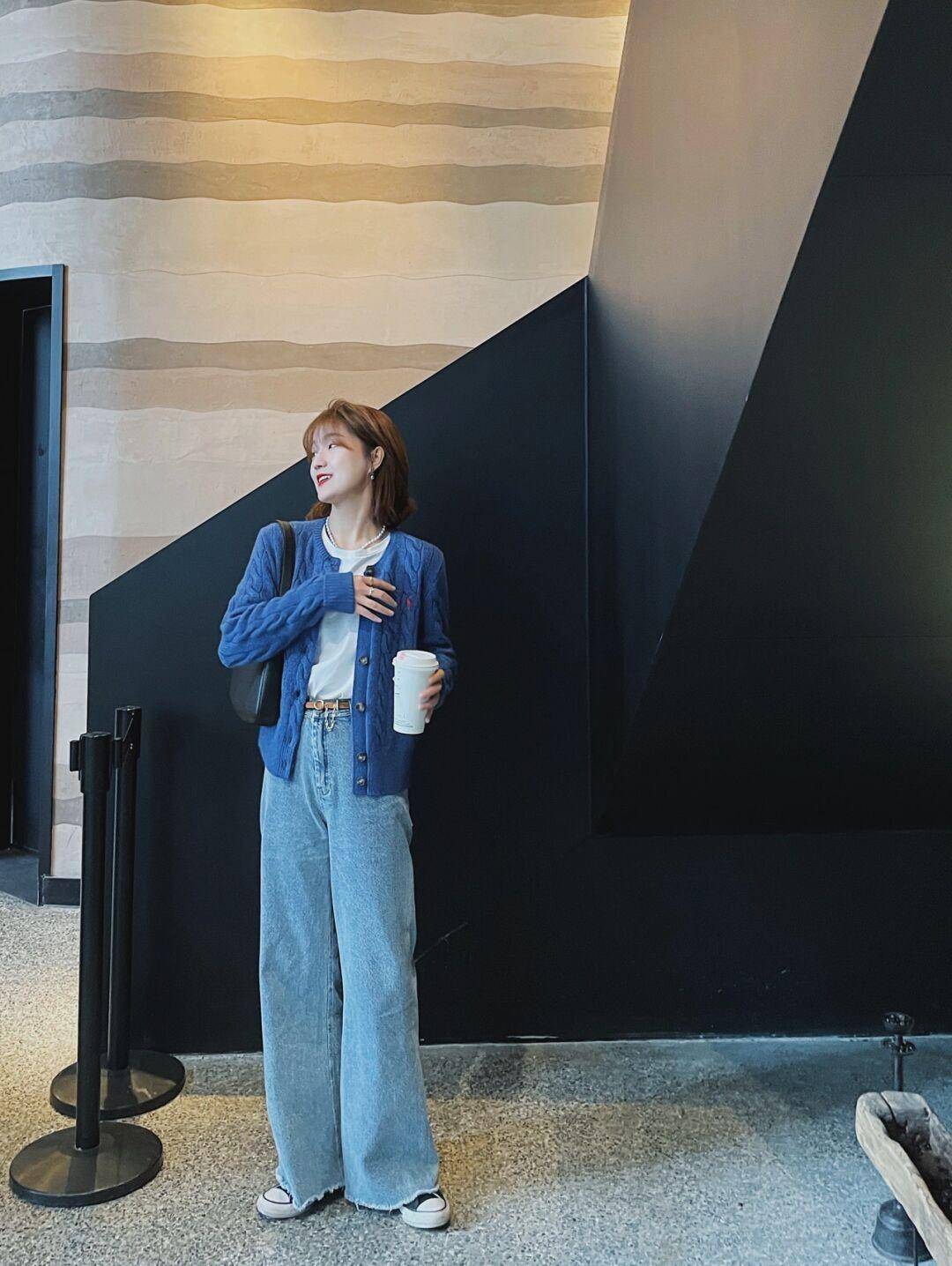 女生 秋冬穿搭指南！奶黄色连帽棉服+白色高领毛衣，保暖又时髦