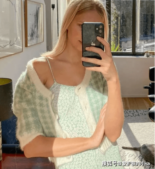 整体 “奶奶衫”复古回潮，配上裙子优雅又浪漫，秋天没它怎么行？