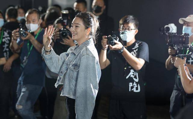 身材 巩俐打扮起来还像刚出道的样，廓形夹克配T恤，比年轻小花还抢眼