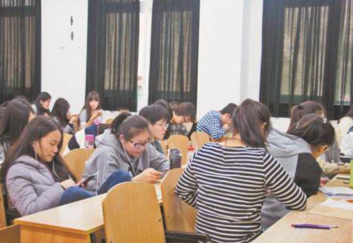 大学生用 梗图 调侃大学四年 前后变化很明显 好像曾经的自己 生活 全网搜