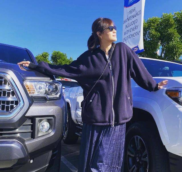 身材 徐静蕾骨子里有股文艺范,长款衬衫当裙子穿,配上腰带显高又显瘦