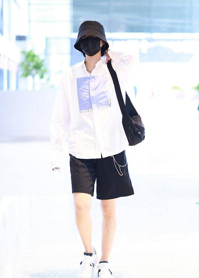 中性 华为小公主姚安娜风格大变,中性风走机场认不出,比男明星还帅气