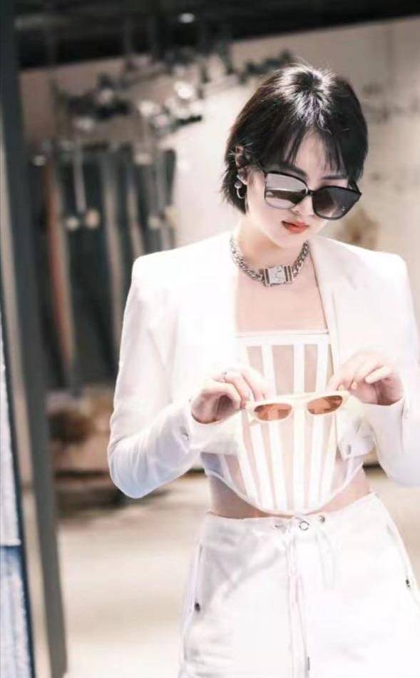 中性 华为小公主姚安娜风格大变,中性风走机场认不出,比男明星还帅气