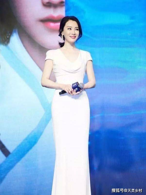 设计 中年女人穿“拖地裙”有多好看?陈数美得惊艳了时光,太抢眼