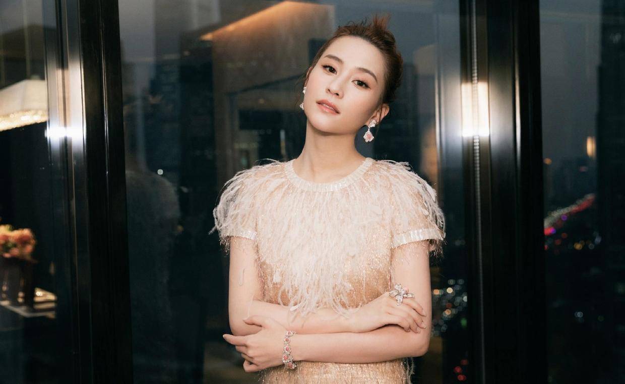 流苏 何超莲不愧是名媛，穿一袭白色流苏裙优雅如天鹅，太有千金气质