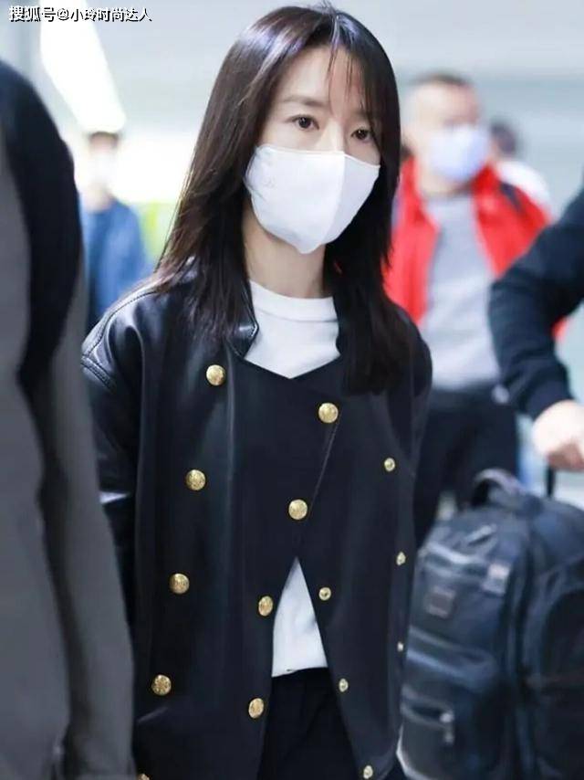 身材 董洁气质好高级，穿皮衣外套只扣一半，也照样很优雅