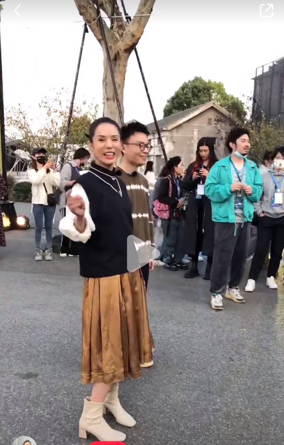 感觉在乌镇集市偶遇李若彤，眼睛凹陷发腮明显，但60+也能穿的时髦！