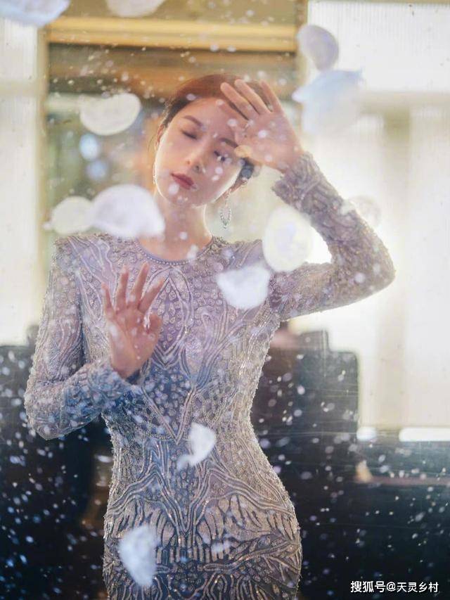 设计 中年女人穿“拖地裙”有多好看?陈数美得惊艳了时光,太抢眼