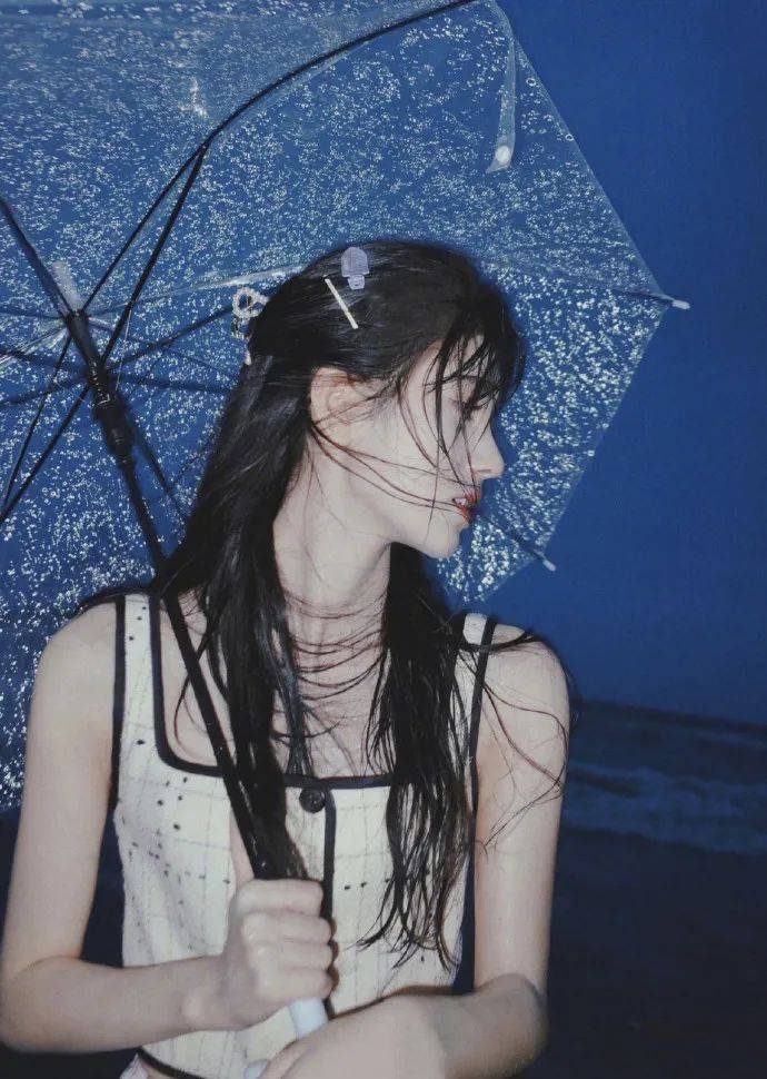 美人 都是伞下美人照！杨紫显得端庄优雅，鞠婧祎竟然有魅惑感，好神奇