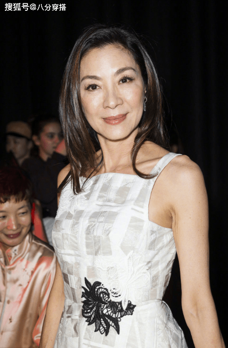 身材 杨紫琼奔六年纪品味依旧不俗，一袭白裙现身优雅大气，美得高级