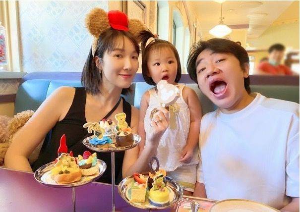 设计 李亚男带女儿出游，穿白衫配半裙母爱满满，俩闺女都是王祖蓝翻版