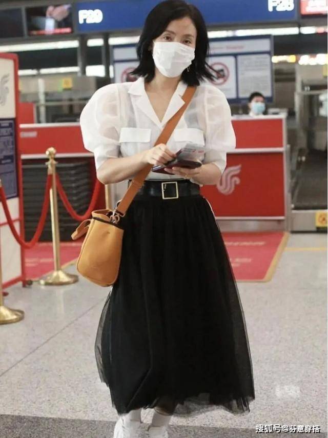 傲人 陶虹厉害了，49岁仍有傲人身材，穿泡泡袖衬衫也不显胖